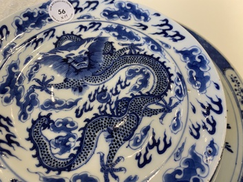 Een Chinese blauw-witte schotel en tien borden, 19e eeuw