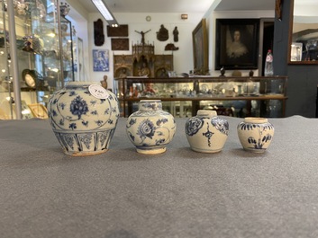 Quatre vases en porcelaine de Chine en bleu et blanc, Ming