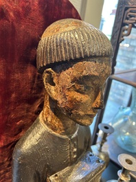 Een deels vergulde en gepolychromeerde houten sculptuur van een monnik met kist, wellicht Spanje, 16e eeuw