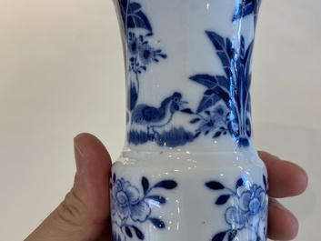 Cinq vases en porcelaine de Chine en bleu et blanc, 19&egrave;me