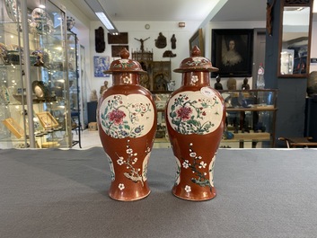 Paire de vases couverts en porcelaine de Chine famille rose au fond en rouge de rubis, Yongzheng/Qianlong