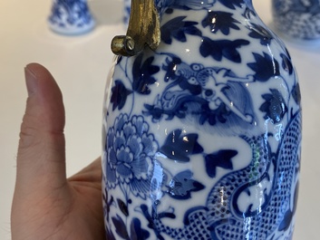 Vijf Chinese blauw-witte vazen, 19e eeuw