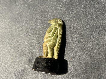 Een sculptuur van Osiris in groene steen, een scarabee in steatiet en een Thot in groene frit, Egypte, Nieuwe Rijk tot Ptolema&iuml;sche periode