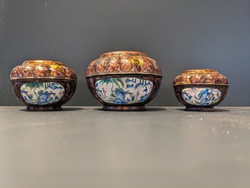 Deux soucoupes en &eacute;maux cloisonn&eacute;s, trois bo&icirc;tes couvertes et une soucoupe en &eacute;maux de Canton, Chine, 18/19&egrave;me