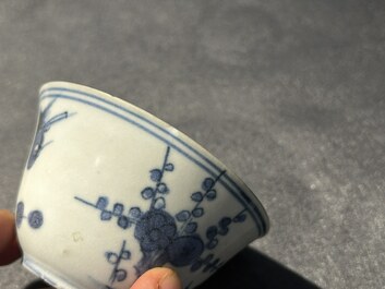 Neuf pi&egrave;ces en porcelaine de Chine en bleu et blanc provenant d'&eacute;paves, Wanli et post&eacute;rieur