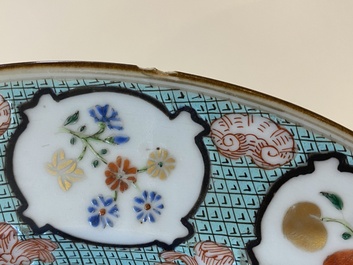 Een Chinees famille rose 'prieel' bord naar Cornelis Pronk, Qianlong