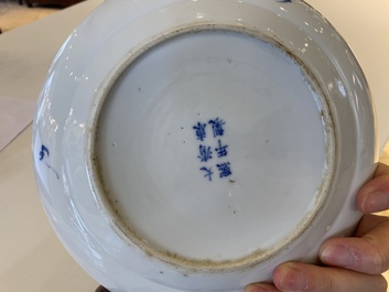 Un plat et dix assiettes en porcelaine de Chine en bleu et blanc, 19&egrave;me