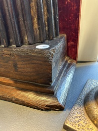 Een deels vergulde en gepolychromeerde houten sculptuur van een monnik met kist, wellicht Spanje, 16e eeuw