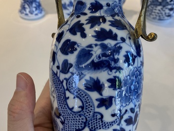 Cinq vases en porcelaine de Chine en bleu et blanc, 19&egrave;me