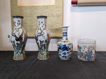 Zes diverse Chinese porseleinen vazen en een dekseldoos, 19/20e eeuw