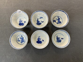 Zes Chinese blauw-witte koppen en schotels met dames met hondjes, Kangxi