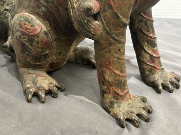 Een grote Chinese bronzen wierookbrander in de vorm van een boeddhistische leeuw, wellicht Ming