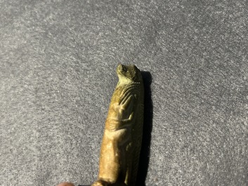 Een sculptuur van Osiris in groene steen, een scarabee in steatiet en een Thot in groene frit, Egypte, Nieuwe Rijk tot Ptolema&iuml;sche periode