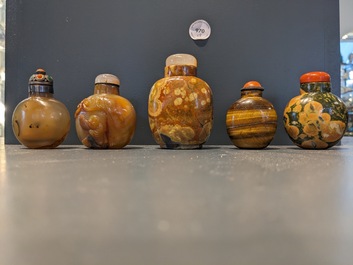 Eight Chinese agate, hardstone and quartz snuff bottles, 19/20th C.