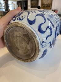 Un vase en porcelaine de Chine en bleu et blanc &agrave; d&eacute;cor de lions bouddhistes et un bol &agrave; &eacute;mail langyao, 19/20&egrave;me