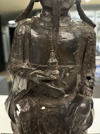 Een Chinese bronzen sculptuur van Wenchang Wang, Ming