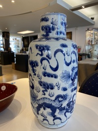 Un vase en porcelaine de Chine en bleu et blanc &agrave; d&eacute;cor de lions bouddhistes et un bol &agrave; &eacute;mail langyao, 19/20&egrave;me