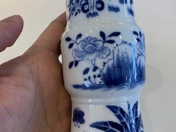 Cinq vases en porcelaine de Chine en bleu et blanc, 19&egrave;me