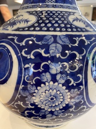 Vase de forme bouteille en porcelaine de Chine en bleu et blanc, 19&egrave;me