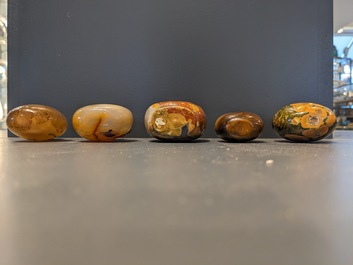 Eight Chinese agate, hardstone and quartz snuff bottles, 19/20th C.