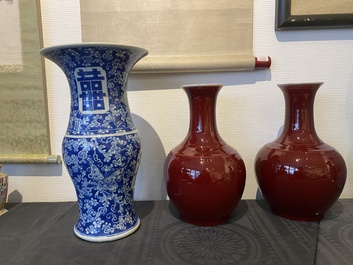 Un vase &agrave; d&eacute;cor 'Shou' en porcelaine de Chine en bleu et blanc et une paire de forme bouteille en sang de boeuf, 19/20&egrave;me