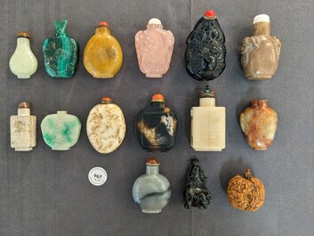 15 Chinese snuifflessen in hardsteen, glas en walnoot, 19/20e eeuw