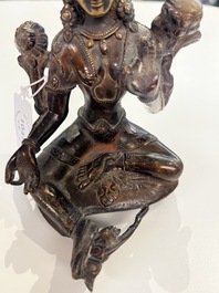 Een Chinese bronzen figuur van Wenchang Wang en een Tara in koperlegering, Ming en 19/20e eeuw