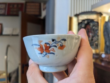 Six tasses et soucoupes en porcelaine de Chine famille rose, une th&eacute;i&egrave;re de style Imari et une chope en bleu et blanc, Kangxi/Qianlong