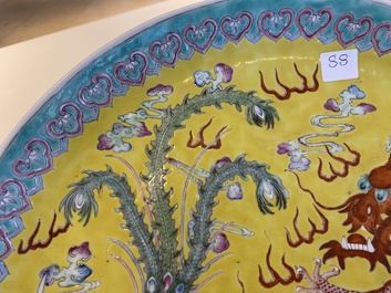 Plat en porcelaine de Chine famille rose &agrave; d&eacute;cor d'un dragon et d'un ph&eacute;nix sur fond jaune, marque de Qianlong, 19/20&egrave;me