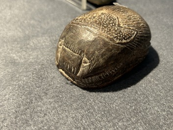 Een sculptuur van Osiris in groene steen, een scarabee in steatiet en een Thot in groene frit, Egypte, Nieuwe Rijk tot Ptolema&iuml;sche periode