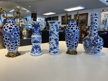 Cinq vases en porcelaine de Chine en bleu et blanc, 19&egrave;me