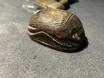 Een sculptuur van Osiris in groene steen, een scarabee in steatiet en een Thot in groene frit, Egypte, Nieuwe Rijk tot Ptolema&iuml;sche periode