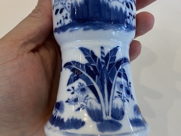 Cinq vases en porcelaine de Chine en bleu et blanc, 19&egrave;me