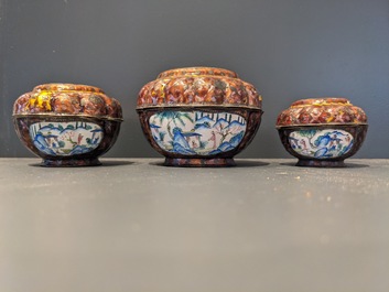 Twee Chinese cloisonn&eacute; schotels, drie dekseldoosjes en een schotel in Canton email, 18/19e eeuw