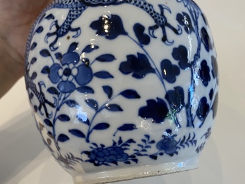 Cinq vases en porcelaine de Chine en bleu et blanc, 19&egrave;me