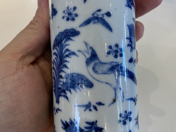 Cinq vases en porcelaine de Chine en bleu et blanc, 19&egrave;me