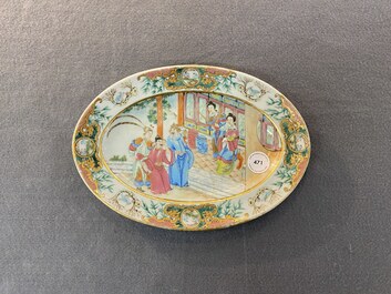 Plat de forme ovale en porcelaine de Chine famille rose de Canton, 19&egrave;me