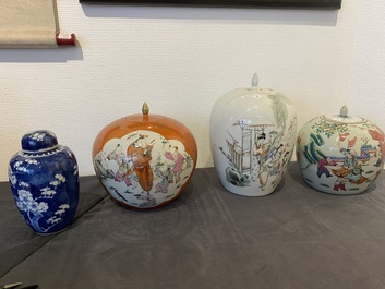 Vier Chinese famille rose en blauw-witte dekselpotten, 19/20e eeuw