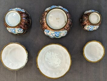 Deux soucoupes en &eacute;maux cloisonn&eacute;s, trois bo&icirc;tes couvertes et une soucoupe en &eacute;maux de Canton, Chine, 18/19&egrave;me