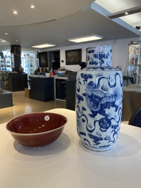 Un vase en porcelaine de Chine en bleu et blanc &agrave; d&eacute;cor de lions bouddhistes et un bol &agrave; &eacute;mail langyao, 19/20&egrave;me