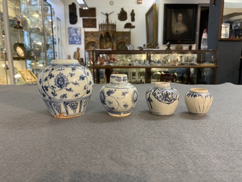 Quatre vases en porcelaine de Chine en bleu et blanc, Ming