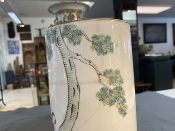 Une paire de porte-chapeaux en porcelaine de Chine famille rose et un vase de Canton, 19/20&egrave;me