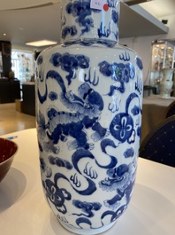 Un vase en porcelaine de Chine en bleu et blanc &agrave; d&eacute;cor de lions bouddhistes et un bol &agrave; &eacute;mail langyao, 19/20&egrave;me