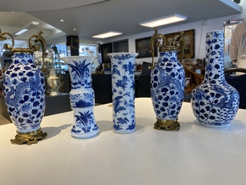 Cinq vases en porcelaine de Chine en bleu et blanc, 19&egrave;me