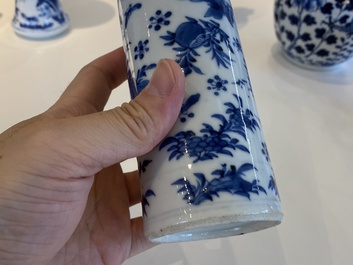 Vijf Chinese blauw-witte vazen, 19e eeuw