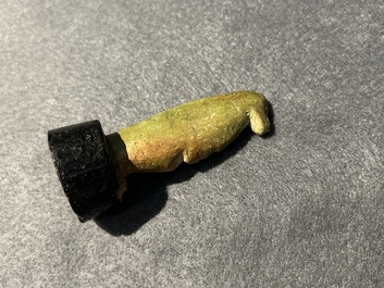 Een sculptuur van Osiris in groene steen, een scarabee in steatiet en een Thot in groene frit, Egypte, Nieuwe Rijk tot Ptolema&iuml;sche periode