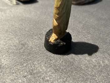 Een sculptuur van Osiris in groene steen, een scarabee in steatiet en een Thot in groene frit, Egypte, Nieuwe Rijk tot Ptolema&iuml;sche periode