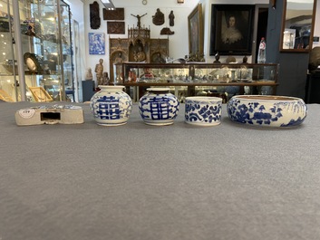 Cinq pi&egrave;ces en porcelaine de Chine en bleu et blanc, Kangxi et post&eacute;rieur