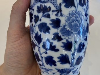 Cinq vases en porcelaine de Chine en bleu et blanc, 19&egrave;me