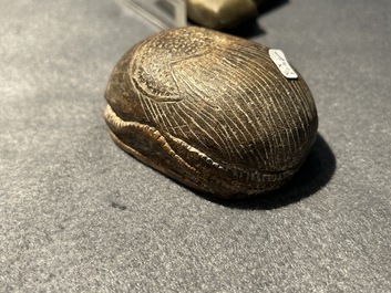 Een sculptuur van Osiris in groene steen, een scarabee in steatiet en een Thot in groene frit, Egypte, Nieuwe Rijk tot Ptolema&iuml;sche periode